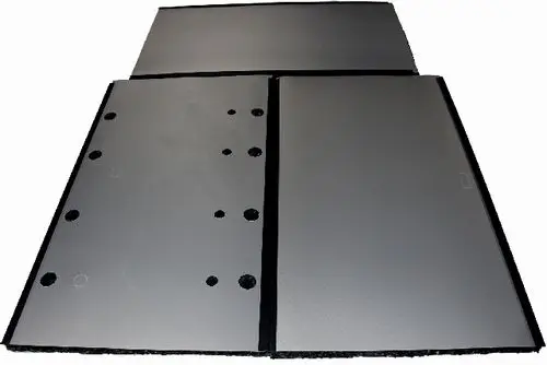 Verkleidung und Wärmedämmung in grauer Farbe, bestehend aus mehreren Platten mit Ausschnitten, für Wolf SPU-2-W-1500. Klar erkennbare Oberflächenstruktur und Montagebohrungen.